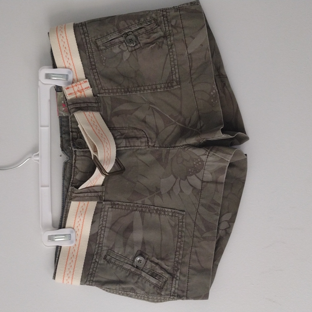 American Eagle shorts with belt